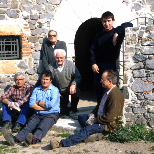 La brigada de treball del Taller d'Història en la recuperació de Sant Jordi.

Drets: Josep Reyner i Jordi Vergés, agenollat en Martí Tomàs i asseguts en Xavier Vergés, en Josep Soler i en Josep Panosa, mentre en Juli Campeny feia la foto