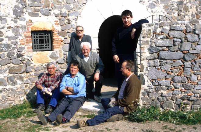 La brigada de treball del Taller d'Història en la recuperació de Sant Jordi.

Drets: Josep Reyner i Jordi Vergés, agenollat en Martí Tomàs i asseguts en Xavier Vergés, en Josep Soler i en Josep Panosa, mentre en Juli Campeny feia la foto