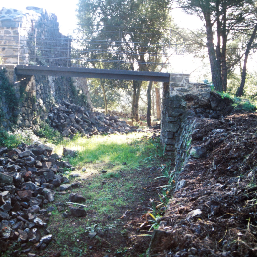 El pont d'accés a la fortalesa de Torcafelló ja torna a estar col·locat al seu lloc. Mentre en aquest moment encara no s'havia reconstruït aquesta part de les muralles.