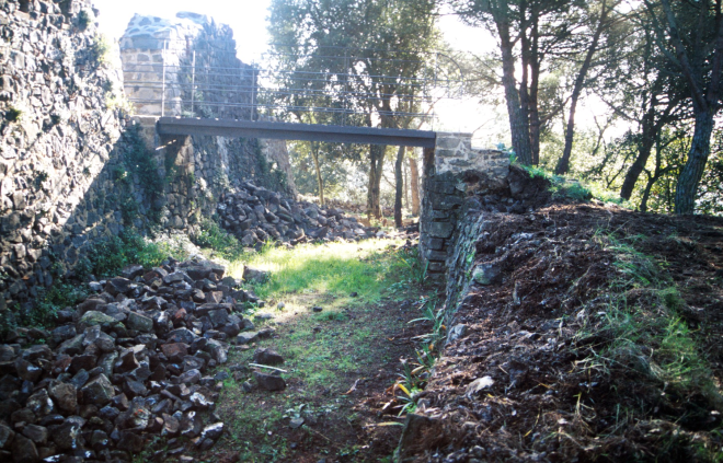 El pont d'accés a la fortalesa de Torcafelló ja torna a estar col·locat al seu lloc. Mentre en aquest moment encara no s'havia reconstruït aquesta part de les muralles.
