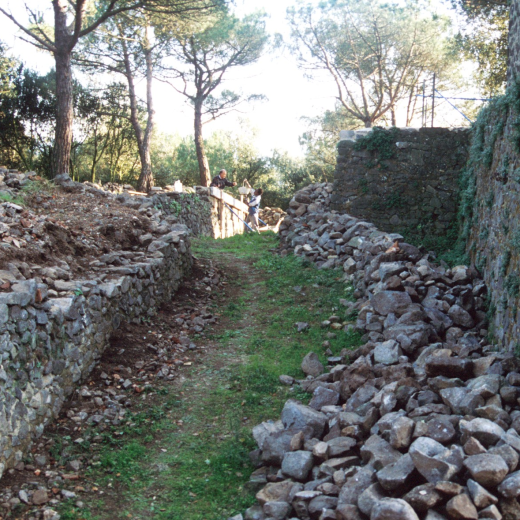 Treballs de reconstrucció dels murs del Castell de Torcafelló. El paleta Joan Machado i els seus ajudants