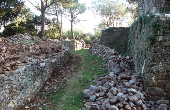 Treballs de reconstrucció dels murs del Castell de Torcafelló. El paleta Joan Machado i els seus ajudants