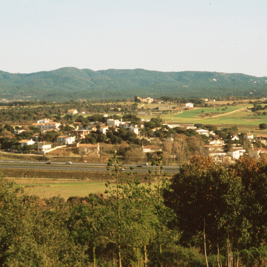 Vista de l'urbanització anomenada El Molí i en primer terme l'autopista A-7