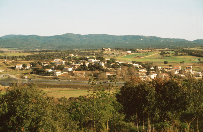 Vista de l'urbanització anomenada El Molí i en primer terme l'autopista A-7