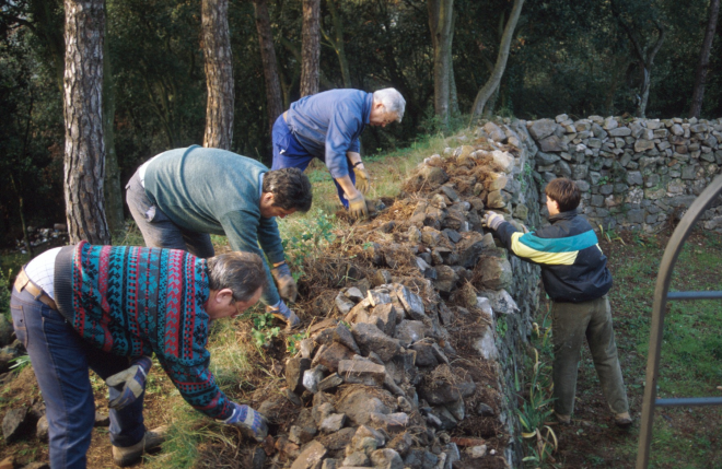 El grup de treball del taller d'història en la restauració del castell de Torcafelló. Josep Panosa, J. Verdaguer, Xavier Vergés i Jordi Vergés.