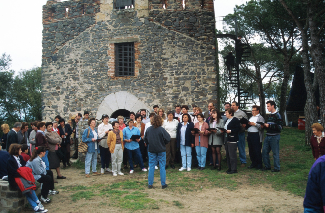 La coral El Gínjol acabada la missa, canten Els Segadors mentre és aixecada la Senyera a dalt de la Capella la que presideix permanentment el complex del castell de Torcafelló