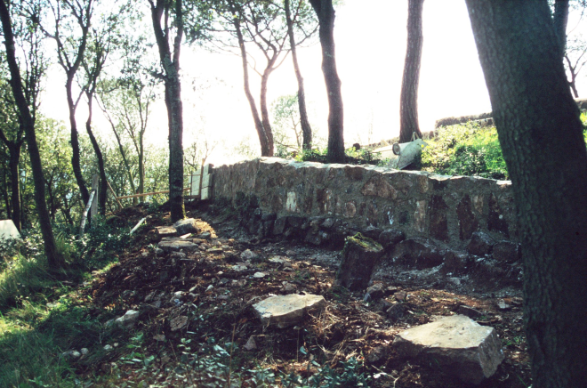 una pared a la part exterior del fossar en la cara est, descoberta últimament i restaurada tot el possible.