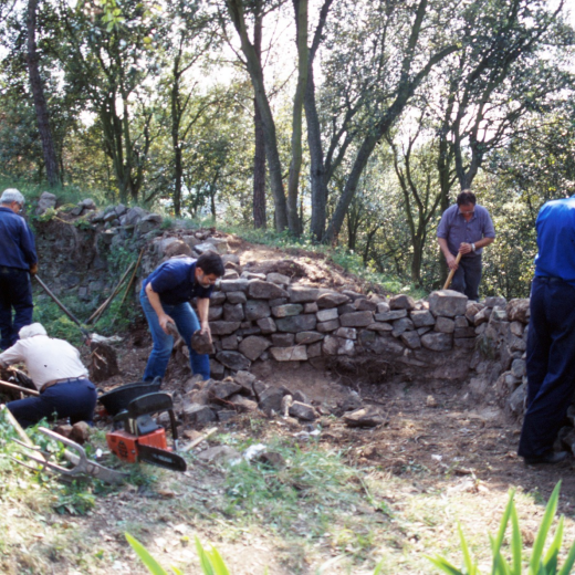 En Martí Tomàs, Xavier Vergés, Jordi Vergés, Josep Soler, i Josep Reyner treballant en desenrunar i preparar les pedres per reconstruir els fossars del castell