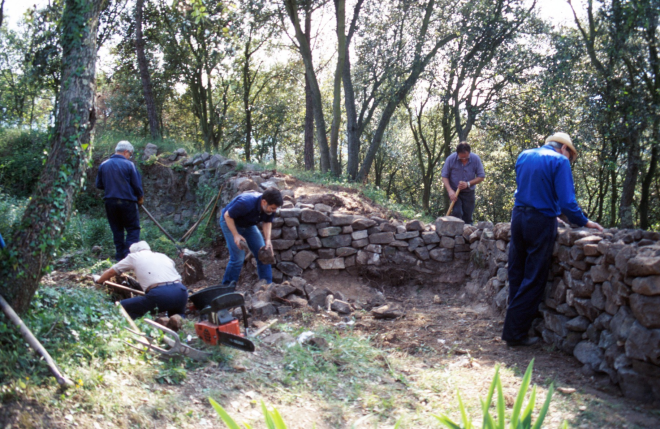 En Martí Tomàs, Xavier Vergés, Jordi Vergés, Josep Soler, i Josep Reyner treballant en desenrunar i preparar les pedres per reconstruir els fossars del castell