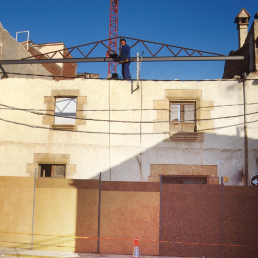 Obres de reconstrucció de la casa Can Buscastells al carrer dels Dolors.