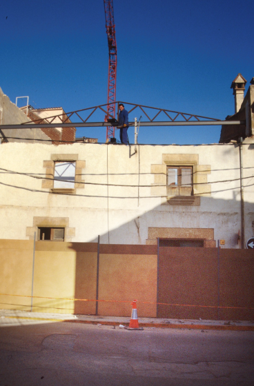 Obres de reconstrucció de la casa Can Buscastells al carrer dels Dolors.