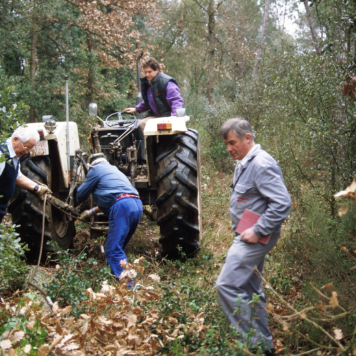 En Xavier Roura amb el seu tractor i en Martí Tomàs, en Xavier Vergés i el fuster Joaquim Roca, ben atrafegats desenboscant els troncs de roure que servirien per construir el nou cor a la capella