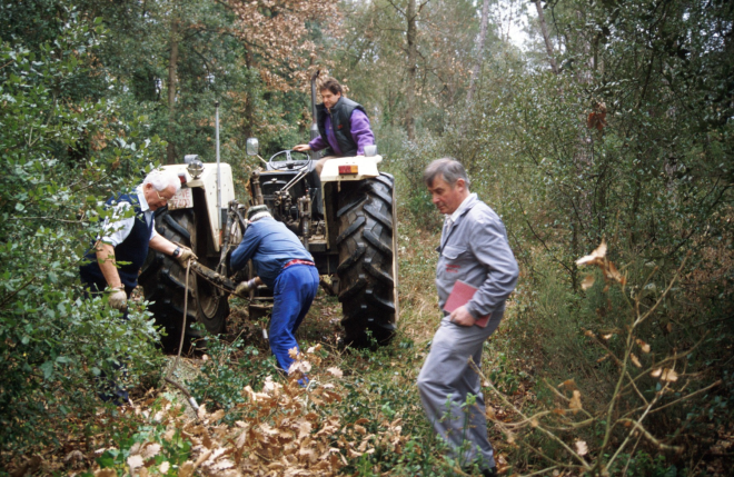 En Xavier Roura amb el seu tractor i en Martí Tomàs, en Xavier Vergés i el fuster Joaquim Roca, ben atrafegats desenboscant els troncs de roure que servirien per construir el nou cor a la capella