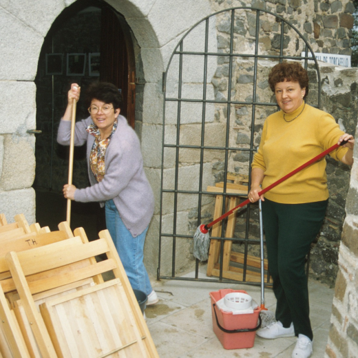 Assumpció Artigas, i Montserrat Artigas dues col·laboradors del Taller d'història preparant la capella per celebrar-hi l'aplec d'aquest any