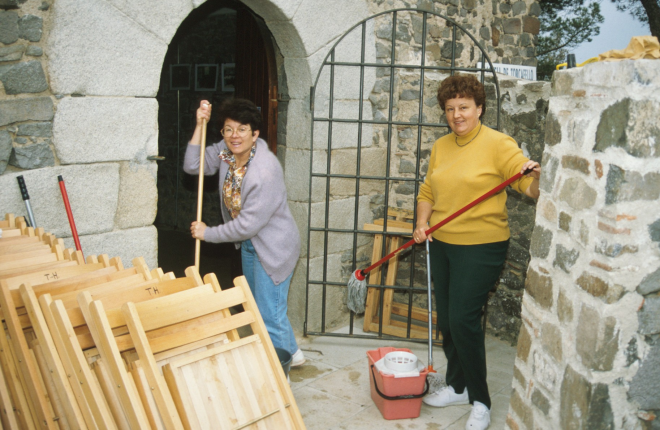 Assumpció Artigas, i Montserrat Artigas dues col·laboradors del Taller d'història preparant la capella per celebrar-hi l'aplec d'aquest any