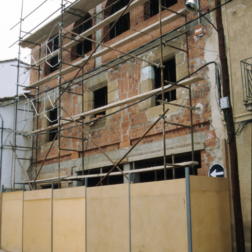 Una antiga casa del carrer dels Dolors Can Buscastells, ha estat enderrocada i construït un nou edifici, aprofitant alguns elements de l'antiga, com les 