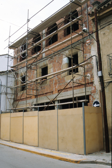 Una antiga casa del carrer dels Dolors Can Buscastells, ha estat enderrocada i construït un nou edifici, aprofitant alguns elements de l'antiga, com les 
