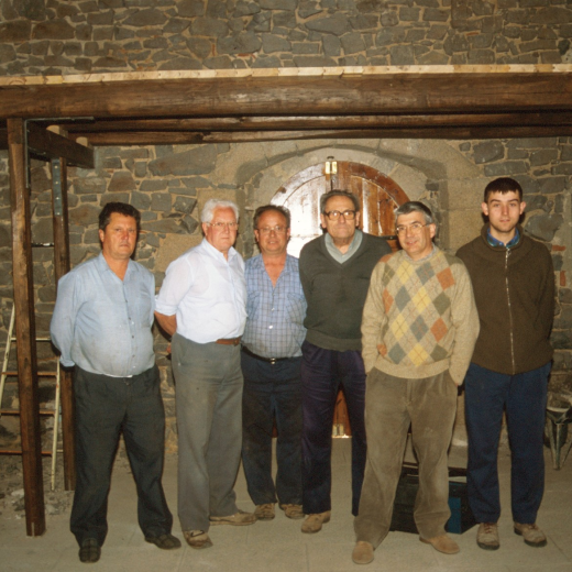 Integrants del grup de treball del Taller d'història en la restauració de Sant Jordi. D'esquerra a dreta: Josep Soler, Martí Tomàs, Josep Panosa, Josep Reyner, Juli Campeny i Jordi Vergés, a l'interior de la capella quan es començava a reconstruir el 