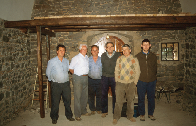 Integrants del grup de treball del Taller d'història en la restauració de Sant Jordi. D'esquerra a dreta: Josep Soler, Martí Tomàs, Josep Panosa, Josep Reyner, Juli Campeny i Jordi Vergés, a l'interior de la capella quan es començava a reconstruir el 