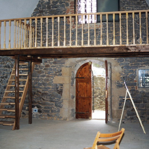 Vista del cor de la capella de Sant Jordi un cop reconstruït pel fuster de Maçanet Joaquim Roca. Ha estat col·locat en el mateix lloc on ja hi era fa 300 anys aprofitant els forats que hi havia a la pared de les anteriors bigues de suport.