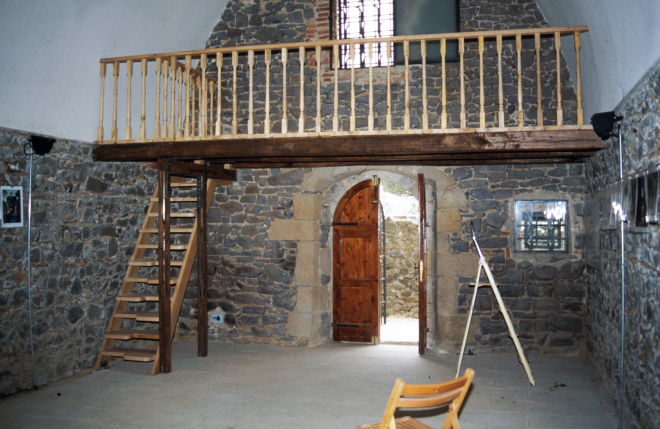 Vista del cor de la capella de Sant Jordi un cop reconstruït pel fuster de Maçanet Joaquim Roca. Ha estat col·locat en el mateix lloc on ja hi era fa 300 anys aprofitant els forats que hi havia a la pared de les anteriors bigues de suport.