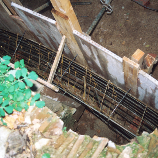 Detall del muntatge de l'estructura de ferro a punt per rebre el formigó en la construcció d'un cinturó al voltant del pou en les obres de consolidació per evitar la seva degradació