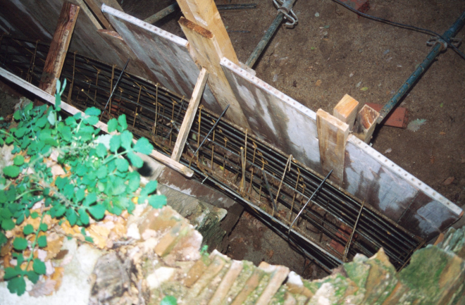 Detall del muntatge de l'estructura de ferro a punt per rebre el formigó en la construcció d'un cinturó al voltant del pou en les obres de consolidació per evitar la seva degradació
