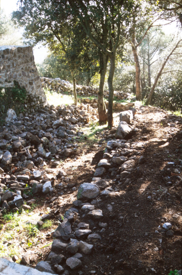 Treballs de reconstrucció de les muralles del fossar