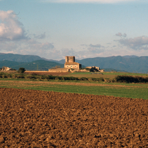 Una magnífica vista de la Torre de Marata amb el fons de les muntanyes de Santa Bàrbara i de les Guilleries