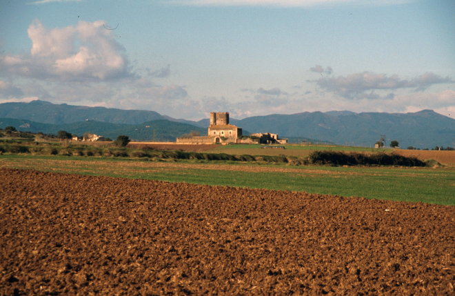 Una magnífica vista de la Torre de Marata amb el fons de les muntanyes de Santa Bàrbara i de les Guilleries