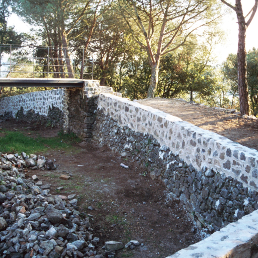 Detall del pont d'accés a l'interior de la fortalesa del castell de Torcafelló reconstruït en el mateix lloc de l'original del qual encara en quedaven els suports en les parets del fossar.