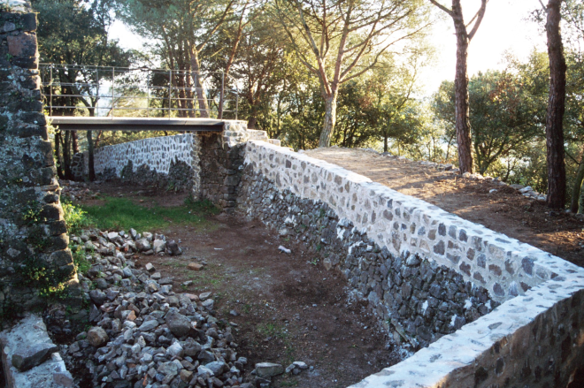 Detall del pont d'accés a l'interior de la fortalesa del castell de Torcafelló reconstruït en el mateix lloc de l'original del qual encara en quedaven els suports en les parets del fossar.