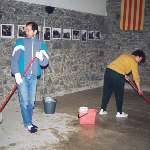 Dos integrants del Taller d'història en Josep Costa i la Montserrat Artigas netejant la Capella per celebrar-hi l'aplec d'enguany