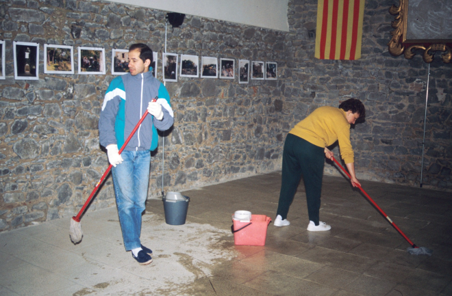 Dos integrants del Taller d'història en Josep Costa i la Montserrat Artigas netejant la Capella per celebrar-hi l'aplec d'enguany