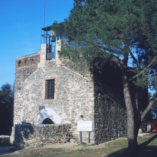 Aspecte exterior de la Capella de Sant Jordi ja restaurada totalment. La senyera catalana presideix permanentment nit i dia el que queda del conjutn del castell de Torcafelló i dels seus mil anys d'història.