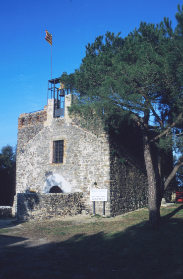 Aspecte exterior de la Capella de Sant Jordi ja restaurada totalment. La senyera catalana presideix permanentment nit i dia el que queda del conjutn del castell de Torcafelló i dels seus mil anys d'història.