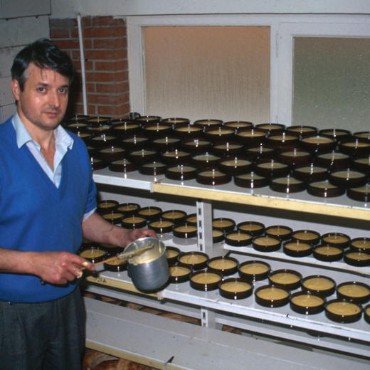 Un dels fundadors i fidel col·laborador del Taller d'història en Josep M Oller preparant la crema catalana que fou servida en el dinar de l'aplec d'enguany