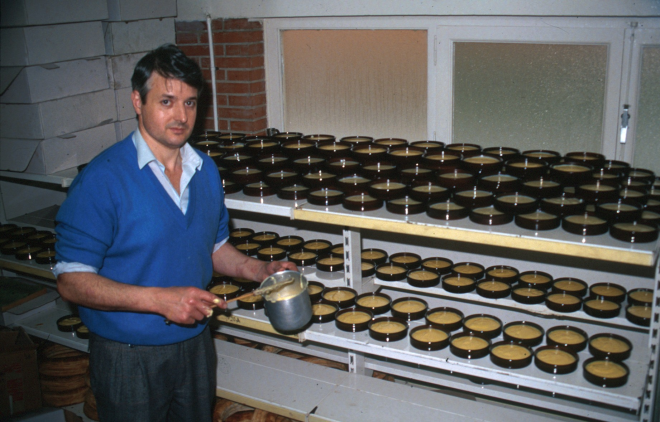 Un dels fundadors i fidel col·laborador del Taller d'història en Josep M Oller preparant la crema catalana que fou servida en el dinar de l'aplec d'enguany
