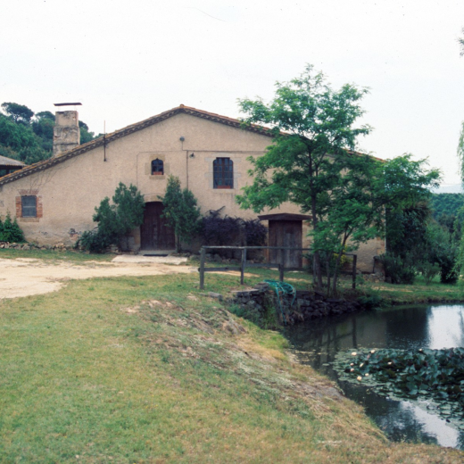 Can Puigardina. Aquesta casa situada al terme de Riudarenes al peu de les torres que tenen el mateix nom fou durant molts anys del segle XIX i part del XX residència de la família Ciurana.