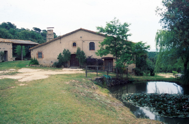 Can Puigardina. Aquesta casa situada al terme de Riudarenes al peu de les torres que tenen el mateix nom fou durant molts anys del segle XIX i part del XX residència de la família Ciurana.