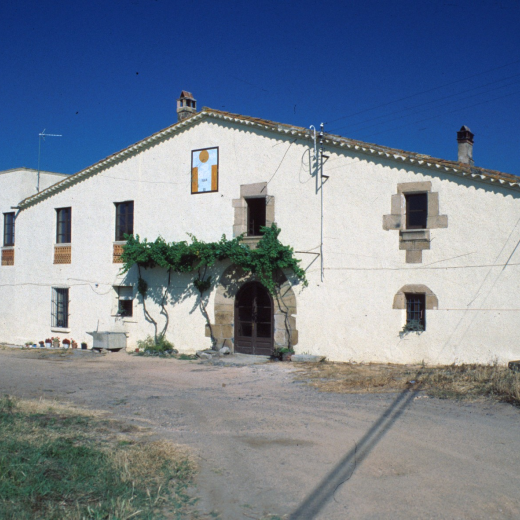 Can Garriga. Aquesta masia situada molt a prop del casc urbà de Maçanet fou comprada per Manel Ciurana cap de la família Ciurana quan ja tenia 80 anys, l'any 1912 i des de llavors segueix essent residència dels seus descendents.