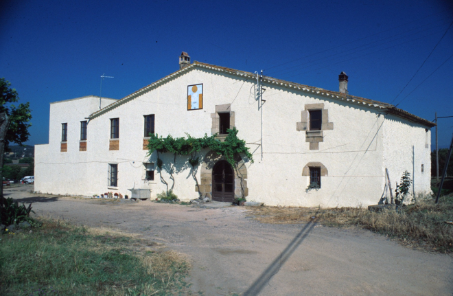 Can Garriga. Aquesta masia situada molt a prop del casc urbà de Maçanet fou comprada per Manel Ciurana cap de la família Ciurana quan ja tenia 80 anys, l'any 1912 i des de llavors segueix essent residència dels seus descendents.