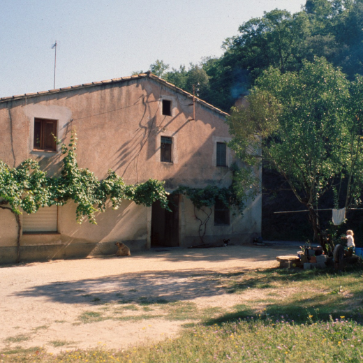 Can Dalemus, una masia situada prop de la Font de les Closes, està ocupada fa més de 100 anys pels descendents de Manel Ciurana els de Can Garriga.