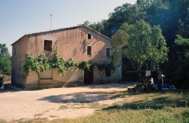 Can Dalemus, una masia situada prop de la Font de les Closes, està ocupada fa més de 100 anys pels descendents de Manel Ciurana els de Can Garriga.