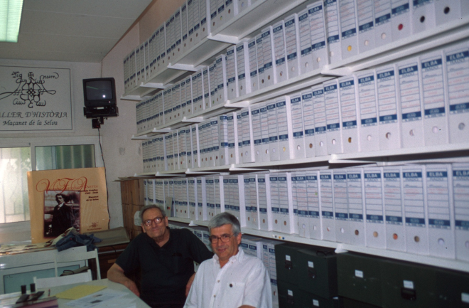 En Josep Reyner i en Juli Campeny en el centre del Taller d'Història