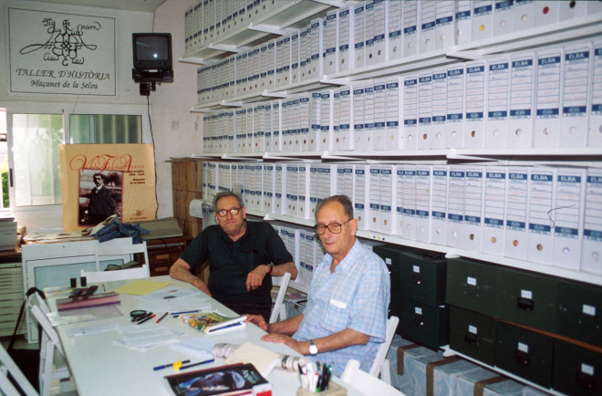 En Josep Reyner i en Martí Rossell membres de l'equip que confecciona l'arxiu fotogràfic del taller d'història són els integrants de més edat d'aquest grup amb 78 i 71 anys respectivament.