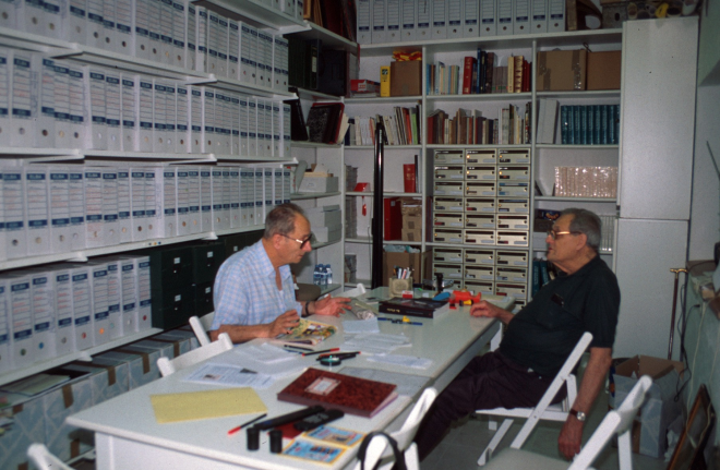 En Martí Rossell i en Josep Reyner tots els dilluns a la tarda es paren unes quantes hores en aquest centre del taller d'història. Per la seva edat i bona memòria poden reconèixer moltes persones i aspectes de fotos antigues que han anat arribant en aquests anys de recopil·lació i s'ha pogut anar confeccionant aquest arxiu.