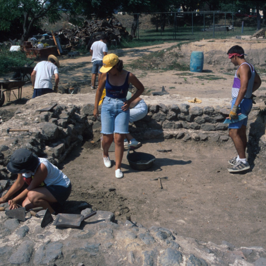 Treballs portats a cap per un grup de treball d'estudiants a les excavacions de la Vila Romana, als voltants de Palau de Foixà