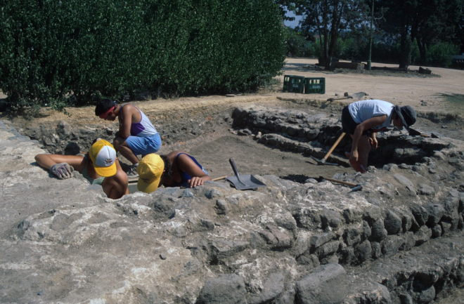 Sota el sol de justícia, aquest jovent no para en les excavacions.
