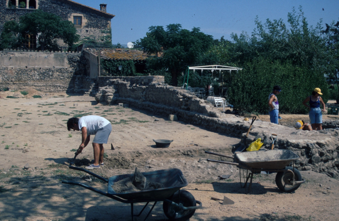 les excavacions davant el palau de Foixa el juliol- agost del 98